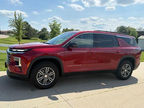 Radiant Red Tintcoat 2025 Chevrolet Traverse LT