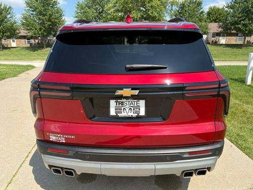 Radiant Red Tintcoat 2025 Chevrolet Traverse LT
