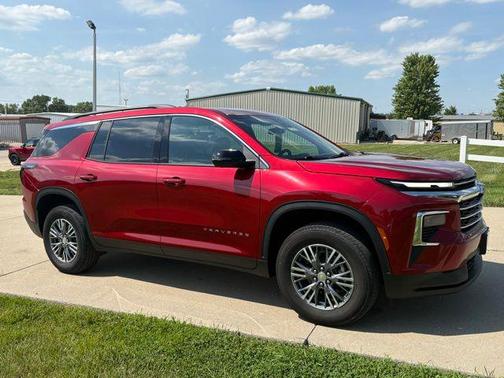 Radiant Red Tintcoat 2025 Chevrolet Traverse LT