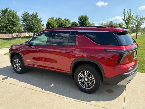 Radiant Red Tintcoat 2025 Chevrolet Traverse LT