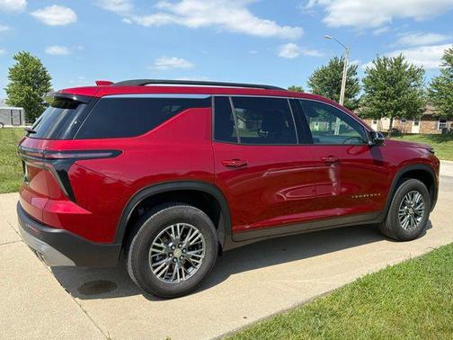 Radiant Red Tintcoat 2025 Chevrolet Traverse LT