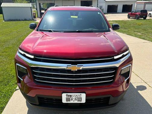 Radiant Red Tintcoat 2025 Chevrolet Traverse LT