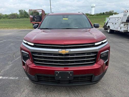 Radiant Red Tintcoat 2025 Chevrolet Traverse LT