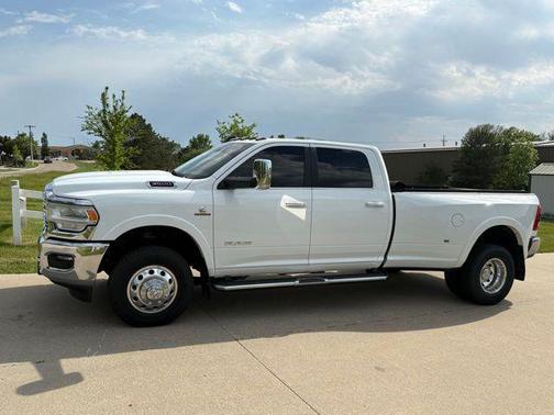 Bright White Clearcoat 2022 RAM 3500 Laramie Crew Cab 4x4 8' Box
