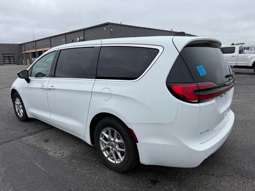 Bright White Clearcoat 2024 Chrysler Pacifica Touring L