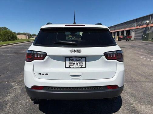 Bright White Clearcoat 2026 Jeep Compass Latitude
