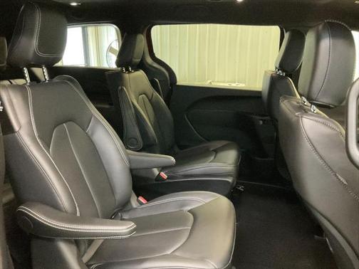 2024 Chrysler Pacifica Hybrid S Appearance Pkg
