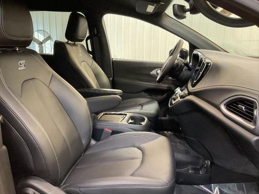 2024 Chrysler Pacifica Hybrid S Appearance Pkg