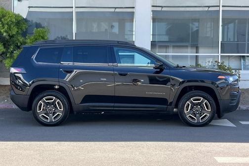 Diamond Black Crystal Pearl-Coat Exterior Paint 2026 Jeep Cherokee Laredo 4x4