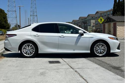 2019 Toyota Camry Hybrid XLE
