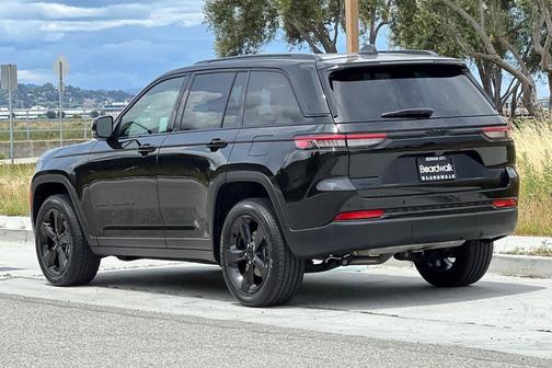 Diamond Black Crystal Pearlcoat 2023 Jeep Grand Cherokee Altitude