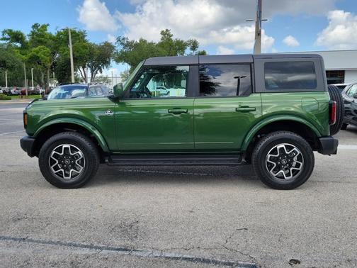 ERUPTION GREEN METALLIC 2025 Ford Bronco OUTER BANKS