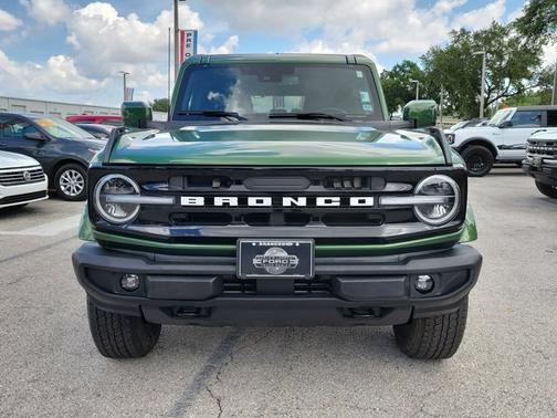 ERUPTION GREEN METALLIC 2025 Ford Bronco OUTER BANKS