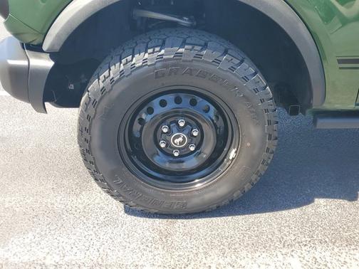 ERUPTION GREEN METALLIC 2023 Ford Bronco BLACK DIAMOND
