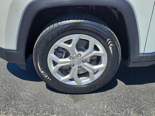 White 2024 Jeep Compass LATITUDE