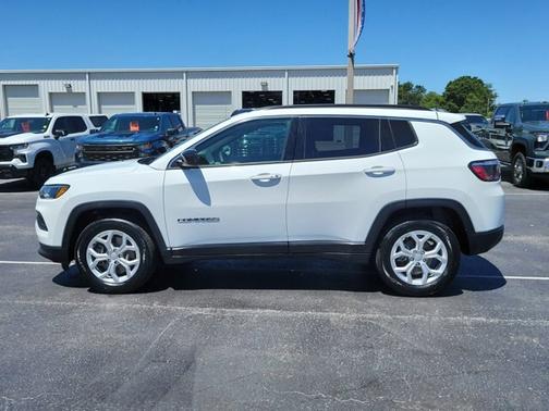 White 2024 Jeep Compass LATITUDE