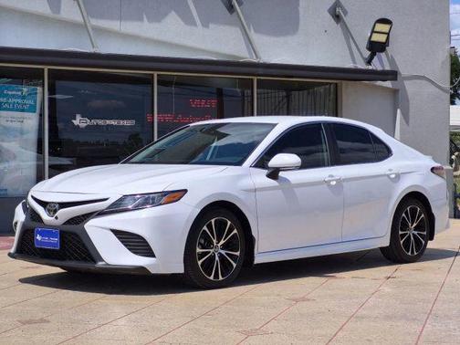 Super White 2019 Toyota Camry SE