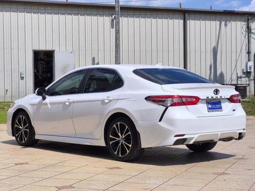Super White 2019 Toyota Camry SE