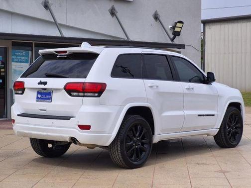 Bright White Clearcoat 2021 Jeep Grand Cherokee Laredo