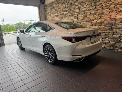 2022 Lexus ES 350 Base
