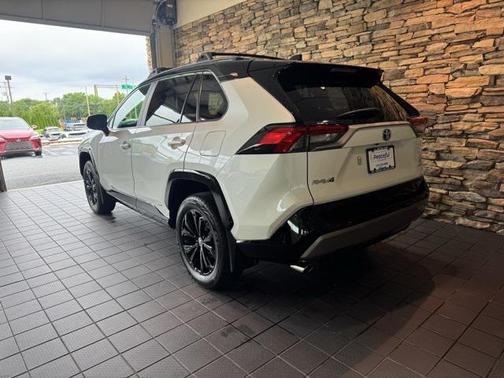 2022 Toyota RAV4 Hybrid SE