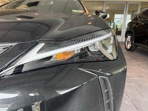 2025 Lexus UX 300h Base