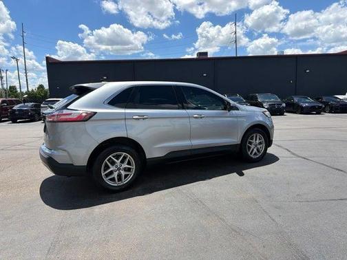 Silver Metallic 2022 Ford Edge SEL