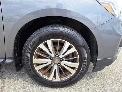 2017 Nissan Pathfinder SL
