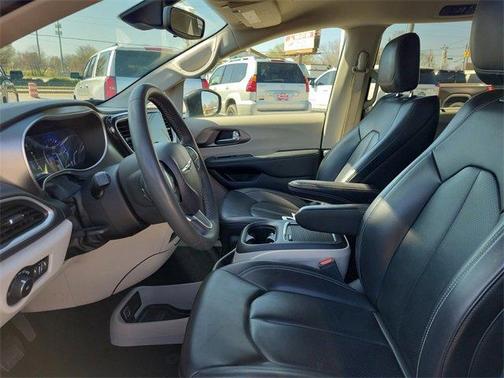 2023 Chrysler Pacifica Touring-L