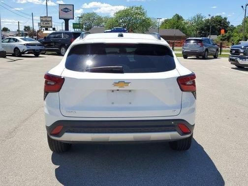 Summit White 2025 Chevrolet Trax LT