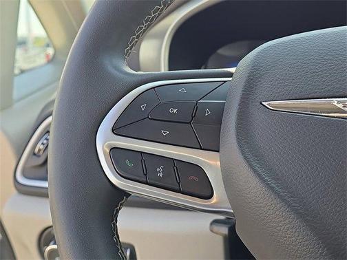 2023 Chrysler Pacifica Touring-L