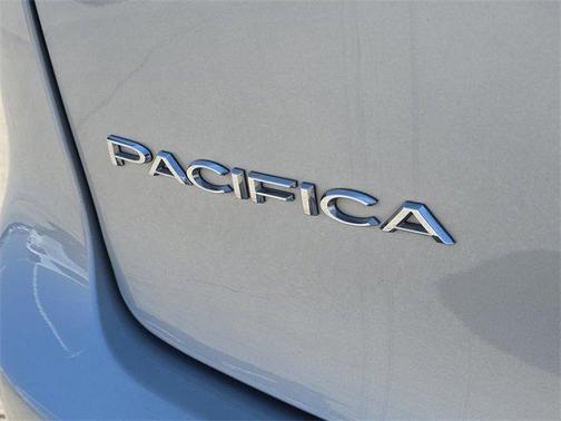 2023 Chrysler Pacifica Touring-L