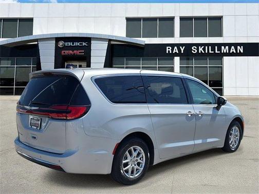 2023 Chrysler Pacifica Touring-L