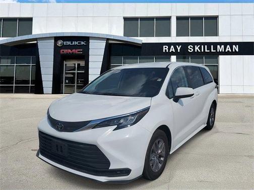 2022 Toyota Sienna LE