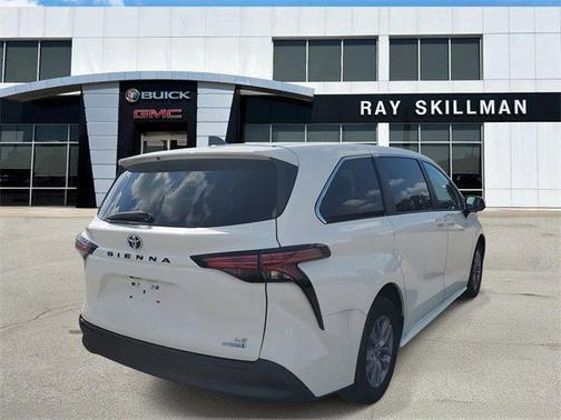 2022 Toyota Sienna LE