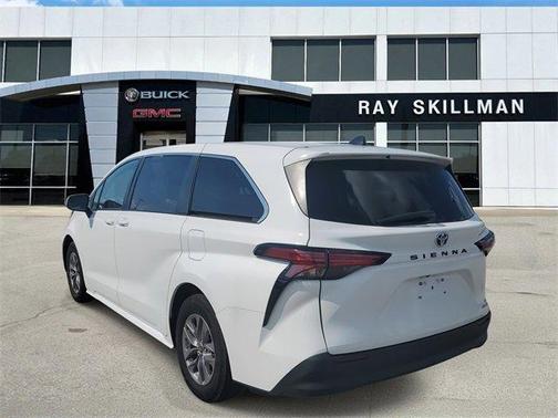 2022 Toyota Sienna LE