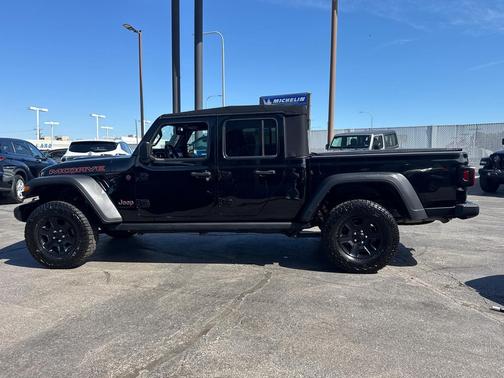 Black Clearcoat 2022 Jeep Gladiator Mojave 4x4