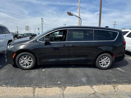 Diamond Black Crystal Pearlcoat 2026 Chrysler Pacifica L