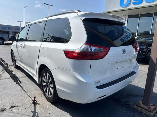 Super White 2020 Toyota Sienna LE