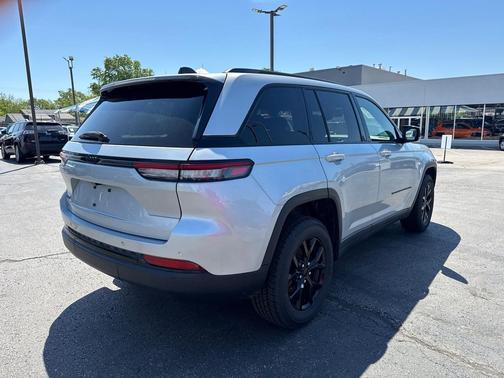 Silver Zynith 2024 Jeep Grand Cherokee Altitude