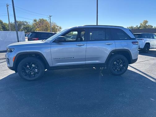 2025 Jeep Grand Cherokee Laredo