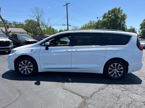 Bright White Clearcoat 2023 Chrysler Pacifica L