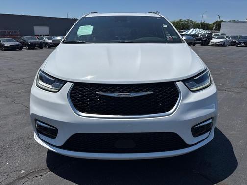 Bright White Clearcoat 2023 Chrysler Pacifica L