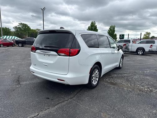2022 Chrysler Voyager LX