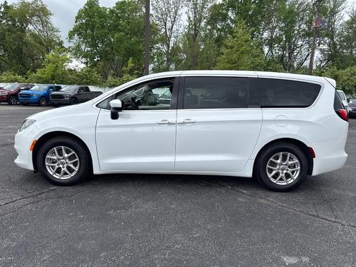 2022 Chrysler Voyager LX
