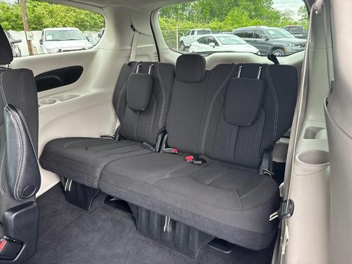 2022 Chrysler Voyager LX