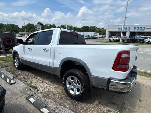 Ivory White Tri-Coat Pearlcoat 2019 RAM 1500 Laramie