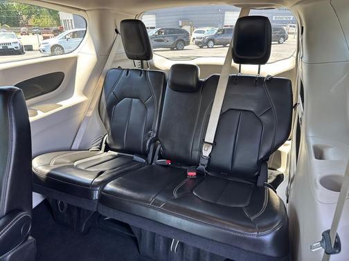 Bright White Clearcoat 2023 Chrysler Pacifica Touring L