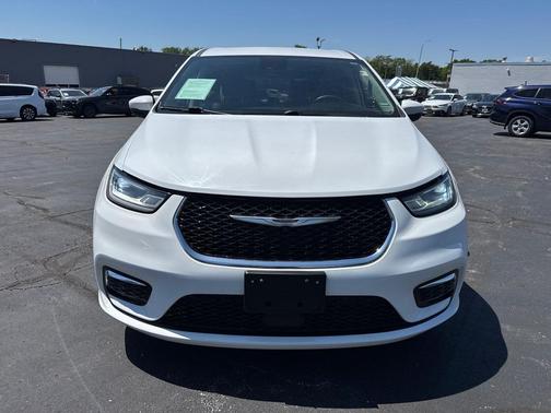 Bright White Clearcoat 2023 Chrysler Pacifica Touring L