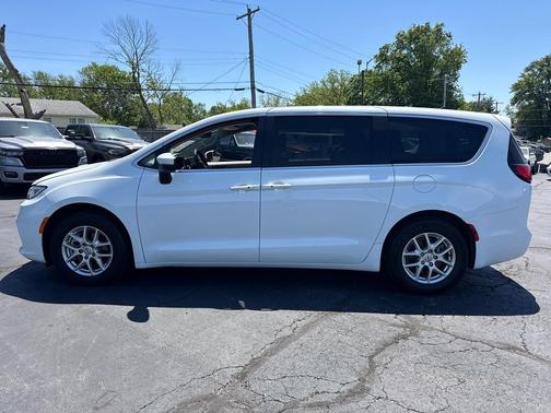 Bright White Clearcoat 2023 Chrysler Pacifica Touring L